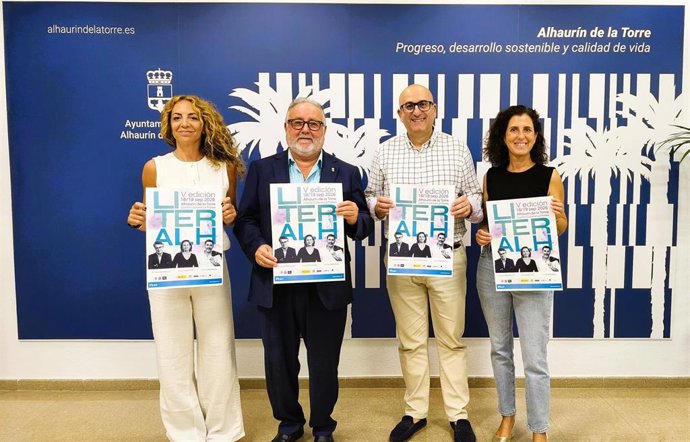El alcalde de Alhaurín de la Torre, Joaquín Villanova, y el concejal de Cultura, Manuel López, presentan el programa de la V edición del encuentro cultural 'Literalh'.