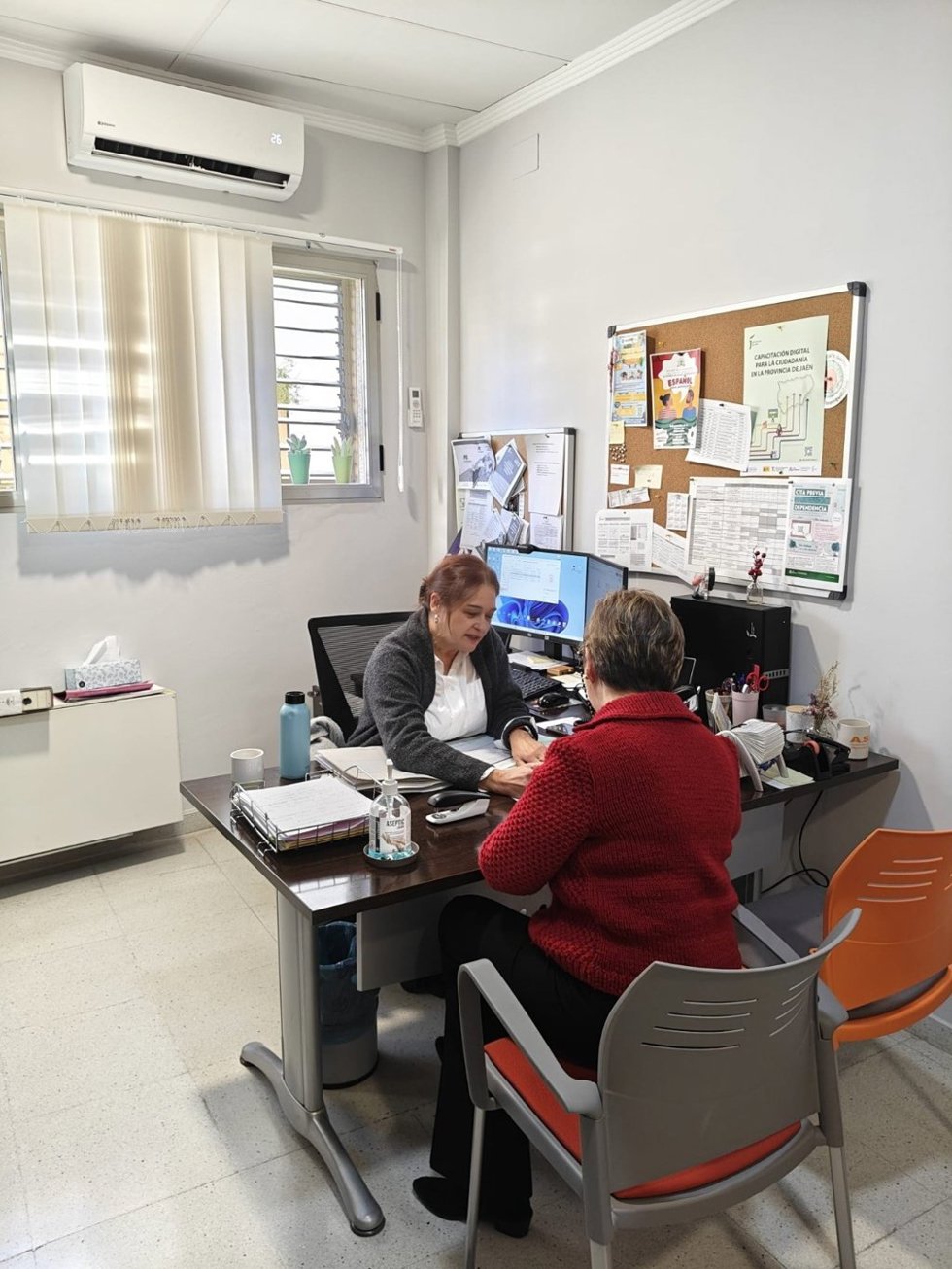 Una mujer es atendida en un centro de Servicios Sociales Comunitarios.