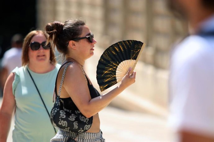 Archivo - Viandantes soportan las altas temperaturas por las calles de Málaga, A 12 de agosto de 2025 en Málaga, Andalucía (España). 