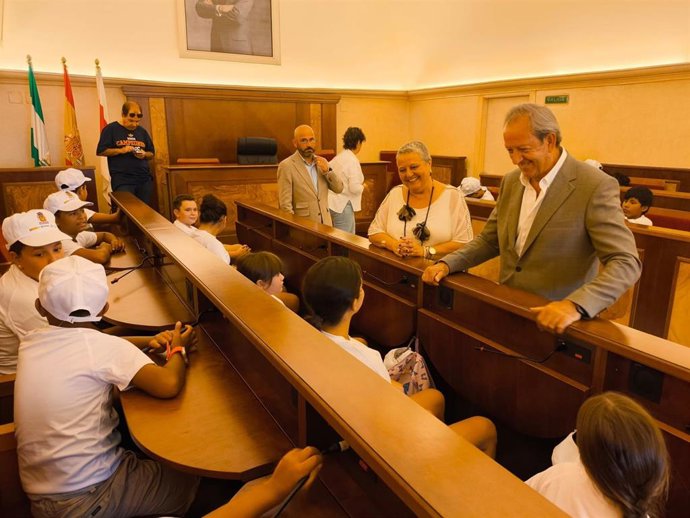 Hidalgo y Carmona charlan con algunos de los niños que han participado en la escuela de verano de Andújar.