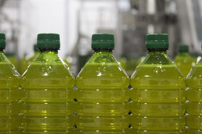 Archivo - Botellas de aceite de oliva de Andalucía