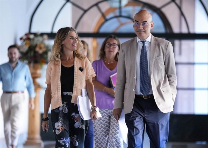 La presidenta del Parlamento andaluz, Ana Mestre, en uno de los pasillos de la Cámara andaluza. (Foto de archivo).