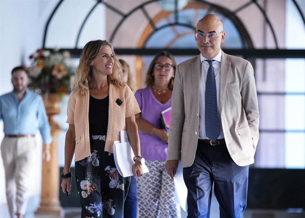 La presidenta del Parlamento andaluz, Ana Mestre, en uno de los pasillos de la Cámara andaluza. (Foto de archivo).