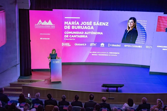 La presidenta de Cantabria, María José Sáenz de Buruaga, durante su intervención en AMETIC.