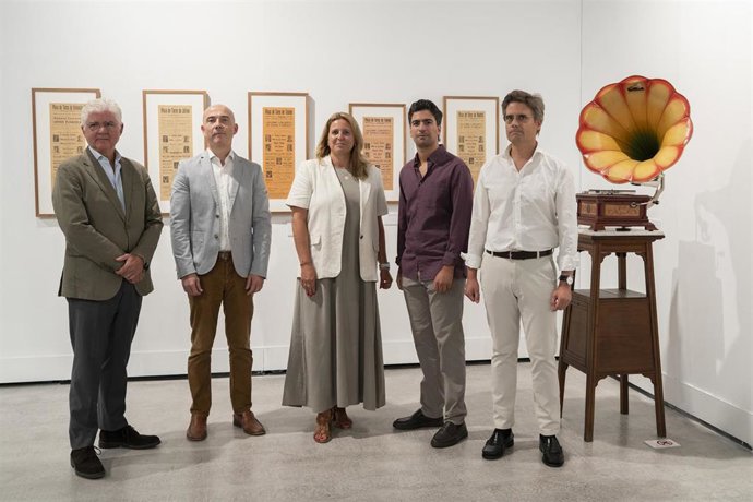 Foto de familia tras la presentación de la muestra 'La Noche Azul', sobre ópera flamenca, en la Fábrica de Artillería, con la delegada de Turismo y Cultura y el director de la Biena en el centro de la imagen