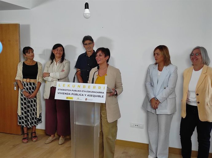 A ministra de Vivenda e Axenda Urbana, Isabel Rodríguez, visitan en Lekunberri 34 vivendas que a entidade estatal Casa 47 vai pór a disposición da ciudadania a un prezo de aluguer alcanzable.