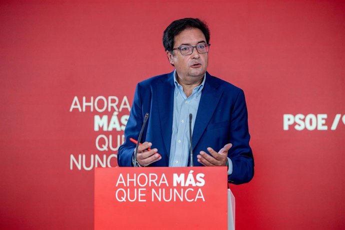 El secretario general del PSOE de Madrid y ministro para la Transformación Digital y de la Función Pública, Óscar López, durante una rueda de prensa, en la sede del PSOE, a 7 de agosto de 2026, en Madrid (España).  