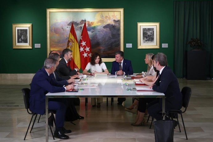 Archivo - La presidenta de la Comunidad de Madrid, Isabel Díaz Ayuso (c), y su equipo de Gobierno, junto al alcalde de Colmenar de Oreja, Migue Ángel Pulido Cobos (c), durante la reunión del Consejo de Gobierno