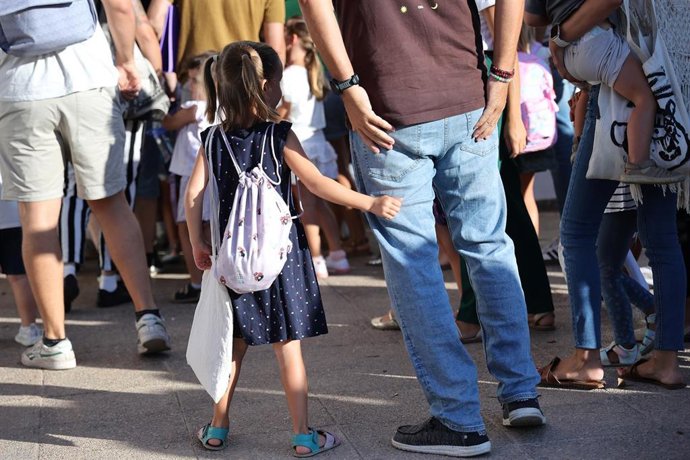 Archivo - Una niña el primer día de inicio del curso escolar
