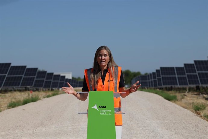 La vicepresidenta tercera del Gobierno y ministra para la Transición Ecológica y el Reto Demográfico, Sara Aagesen, ofrece declaraciones a los medios durante una visita al nuevo parque fotovoltaico del Aeropuerto Adolfo Suárez Madrid-Barajas.