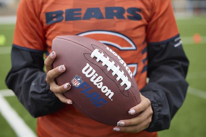 Archivo - Imagen de un balón de flag football durante un clínic de los Chicago Bears