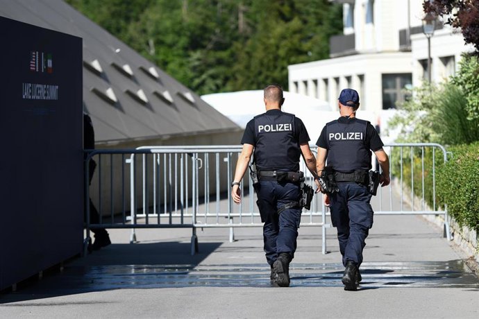 Archivo - Agentes de la Policía de Suiza
