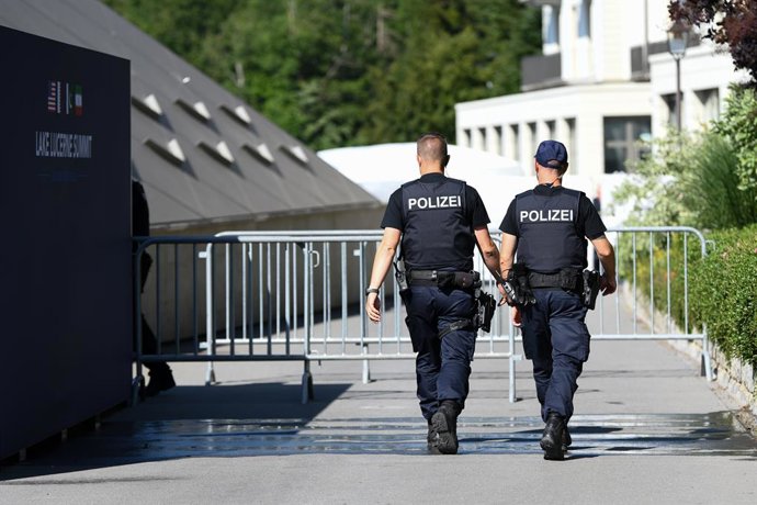 Archivo - BUERGENSTOCK, June 21, 2026  -- Police officers stand guard in Buergenstock near Lucerne, Switzerland, June 21, 2026. Technical-level talks between the United States and Iran under the Islamabad Memorandum of Understanding (MoU) is held here on 