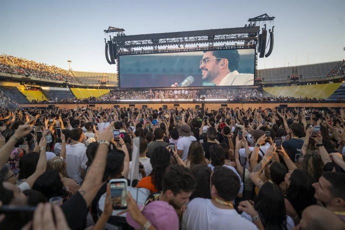 Archivo - El cantante Bad Bunny durante su concierto en el Estadi Olímpic Lluís Companys el pasado 22 de mayo