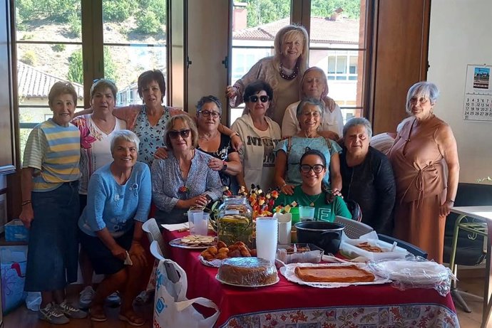 La estudiante de la ULE Lucía Gómez junto a participantes del proyecto 'Sabores con memoria' desarrollado en Matallana de Torío (León).