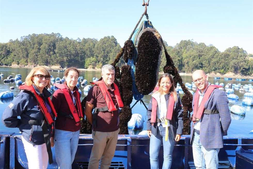 La conselleira do Mar, Marta Villaverde, en una visita al puerto de Lorbé