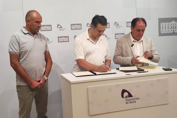El diputado de Deportes Sergio Frías, el presidente del Xtrem Covaleda Andrés Cámara y el presidente de la Diputación Benito Serrano.