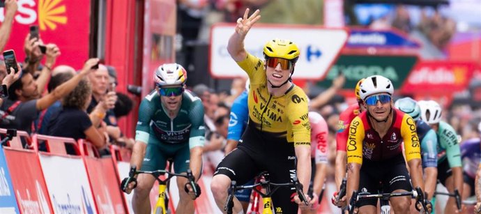 El ciclista británico Matthew Brennan en el sprint de la 11ª etapa de La Vuelta 2026.