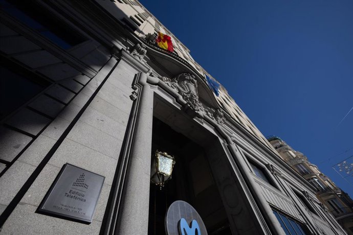 Archivo - Fachada del edificio de Telefónica en la Gran Vía, a 28 de noviembre de 2025, en Madrid (España). La afectación del expediente de regulación de empleo (ERE) para Telefónica de España, Telefónica Móviles, Telefónica Soluciones, Telefónica S.A., T