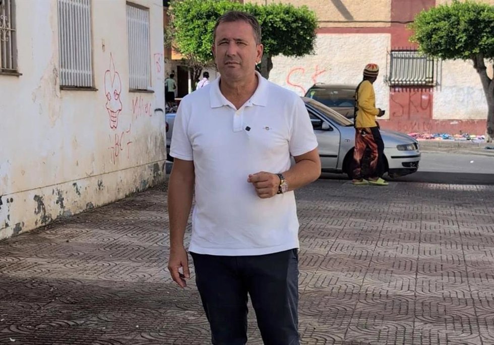 El concejal del PSOE Rafael Torres en Las 200 Viviendas de Roquetas de Mar (Almería).