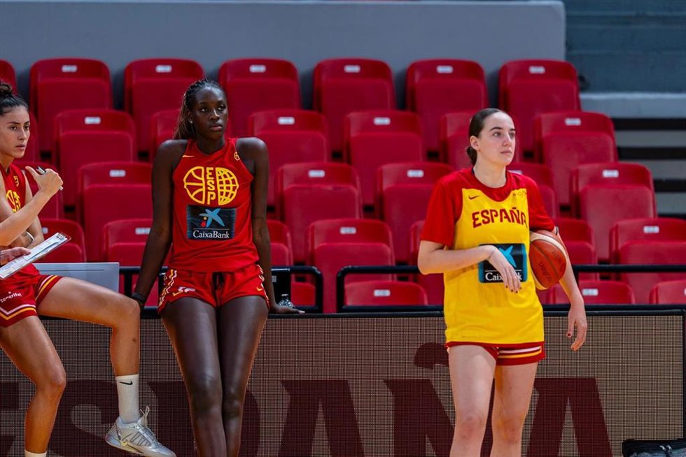 Awa Fam, Iyana Martín y María Conde durante un entrenamiento de la selección