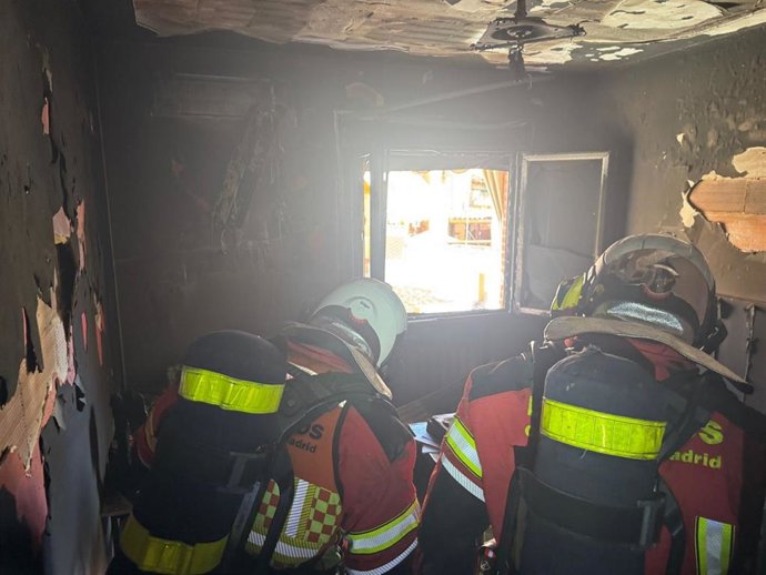 Bomberos de la Comunidad de Madrid en un incendio en una vivienda en Navalcarnero