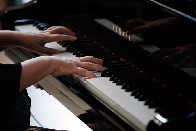 Archivo - Una persona tocando el piano.