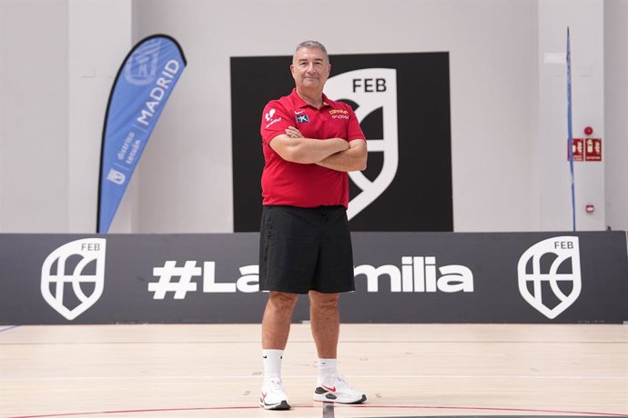 Miguel Mendez, técnico principal, acompanha o treinamento da Seleção Espanhola Feminina de Basquete no Centro Esportivo Triângulo de Ouro, em 10 de março de 2026, em Madri, Espanha