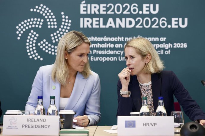 A ministra das Relações Exteriores da Irlanda, Helen McEntee, ao lado da Alta Representante da UE para a Política Externa, Kaja Kallas