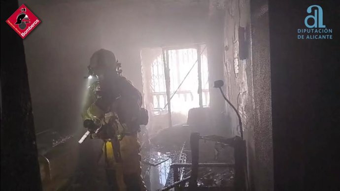 Imatge de la intervenció dels bombers en el domicili afectat per l'incendi