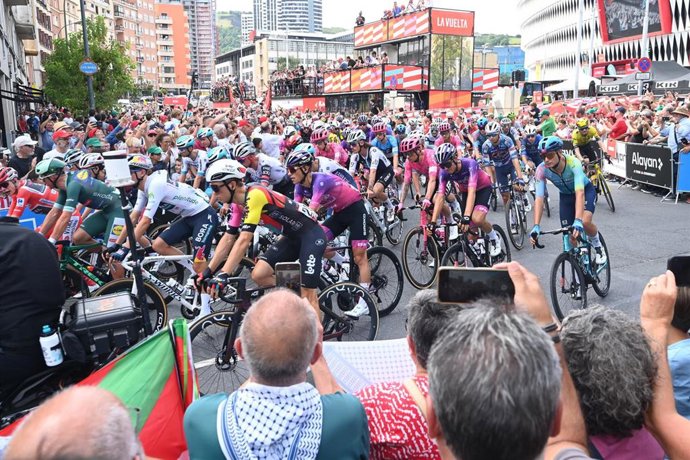 Archivo - El pelotón durante la 11ª etapa de la Vuelta Ciclista a España.