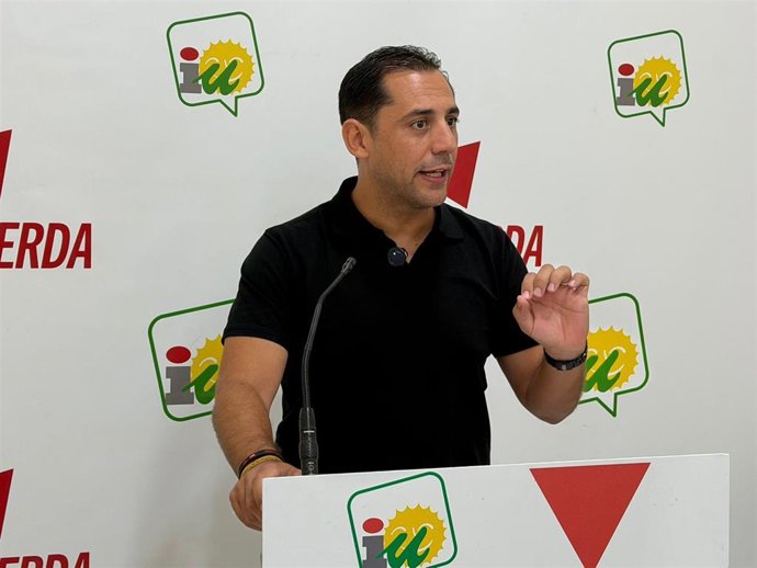 El coordinador provincial de IU Córdoba, Sebastián Pérez, en rueda de prensa.