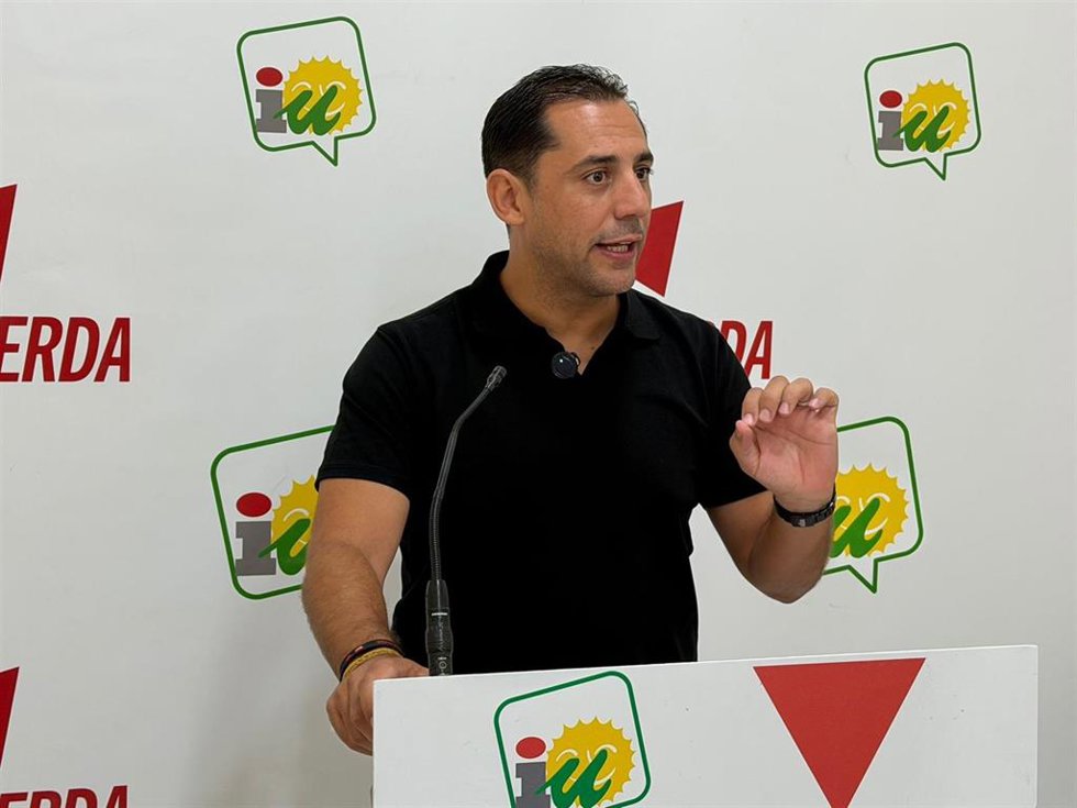 El coordinador provincial de IU Córdoba, Sebastián Pérez, en rueda de prensa.