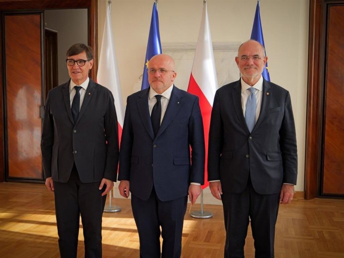 El presidente de la Generalitat, Salvador Illa, y el conseller de UE y Acción Exterior, con el presidente del Consejo para la Cooperación de Polonia con Ucrania, Pawel Kowal, en Varsovia (Polonia)