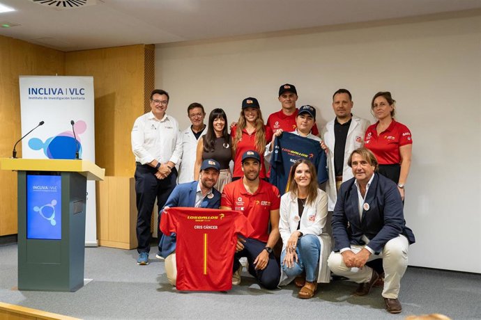 Componentes del Spain SailGP Team, en su visita al INCLIVA.