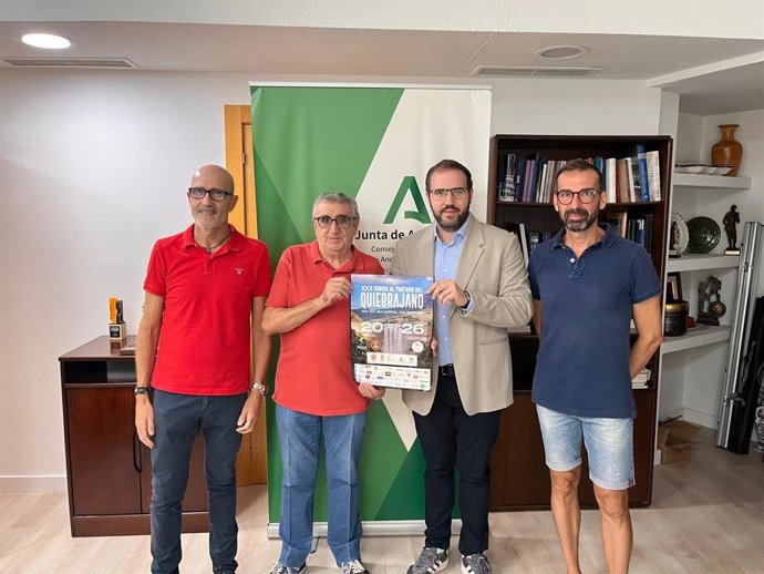 El delegado de Turismo, Mario Martos (2d), junto a miembros de la organización de la XXII Subida al Pantano del Quiebrajano.