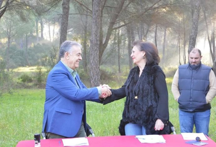 El alcalde de Almonte, Francisco Bella, y la alcaldesa de Hinojos, Joaquina del Valle.