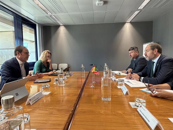 Reunión de trabajo en Lisboa entre el consejero de Infraestructuras, Transporte y Vivienda, Francisco José Ramírez, y el secretario de Estado de Infraestructuras del Gobierno portugués, Hugo Espírito Santo