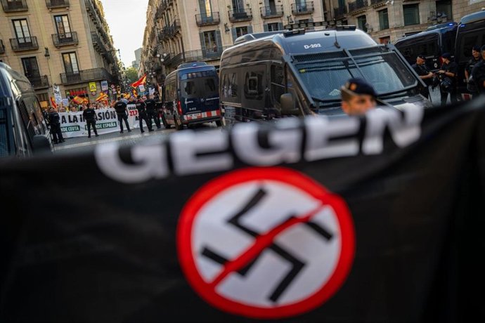 Pancartas contra el racismo y la xenofobia en la plaza Sant Jaume de Barcelona