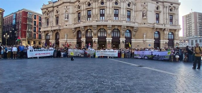 La ONG Ongi Etorri Errefuxiatuak (OEE) Bizkaia se concentra en Bilbao para pedir "humanidad" en Ceuta