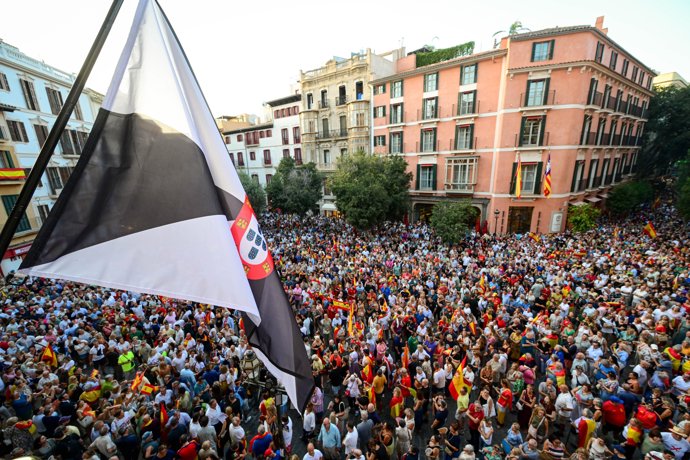 Miles de personas se concentran en Palma para mostrar su apoyo a Ceuta y exigir la dimisión de Pedro Sánchez