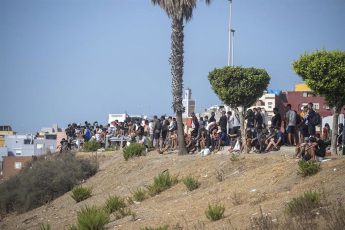 La policía desaloja el campamento de migrantes en la Loma Colmenar, en Ceuta