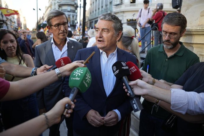 El vicepresidente primero y consejero de Presidencia, Sanidad y Emergencias, Antonio Sanz, atiende a los medios antes de participar en la concentración de apoyo a Ceuta en el Ayuntamiento de Sevilla.