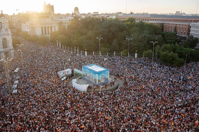 Cientos de personas durante una concentración en solidaridad con Ceuta, a 2 de septiembre de 2026, en Madrid (España). Coincidiendo con el Día de Ceuta, más de 260 municipios españoles han sido convocados para mostrar su apoyo al pueblo ceutí ante la cris