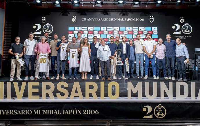 Archivo - Los jugadores y cuerpo técnico de la selección en la celebración de los 20 años del oro en el Mundial de Baloncesto de 2006