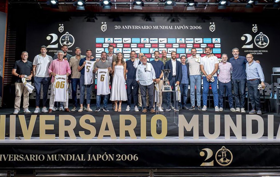 Archivo - Los jugadores y cuerpo técnico de la selección en la celebración de los 20 años del oro en el Mundial de Baloncesto de 2006