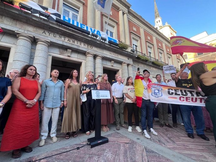 La consejera de Servicios Sociales, Familias e Igualdad, Loles López, participa en la concentración por Ceuta en el Ayuntamiento de Huelva.