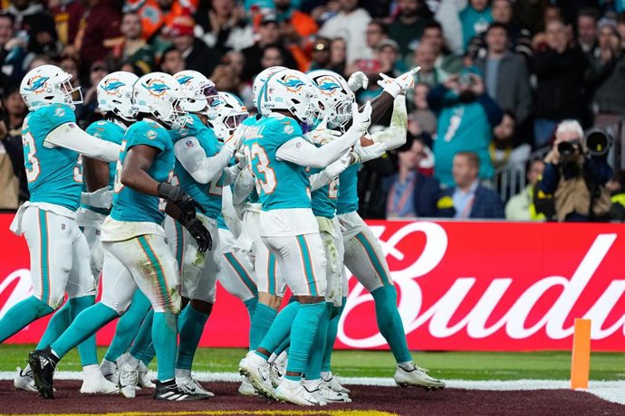 Archivo - Los jugadores de los Miami Dolphins celebran una acción en su partido en el Santiago Bernabéu ante los Washington Commanders