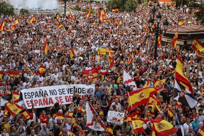 Cientos de personas durante una concentración en solidaridad con Ceuta, a 2 de septiembre de 2026, en Valencia, Comunidad Valenciana (España). 