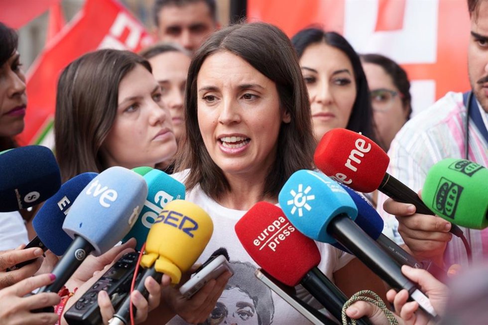 Archivo - La eurodiputada y secretaria política de Podemos, Irene Montero, en una atención a los medios en una manifestación en apoyo a los trabajadore del sector logístico en Sevilla.